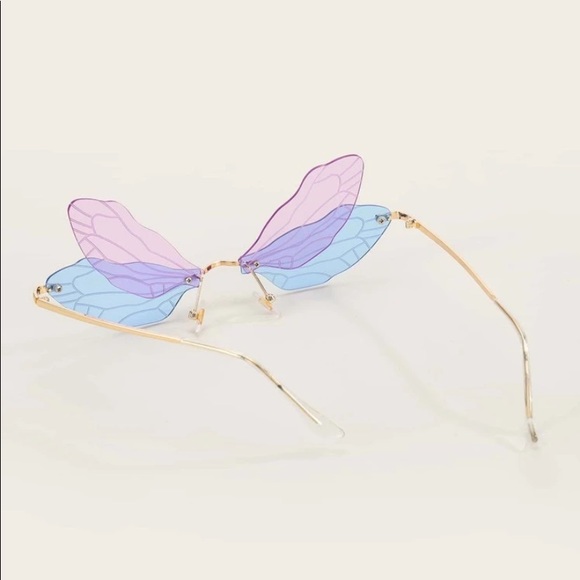 Butterfly Sunglasses with a coordinating pouch - Picture 3 of 7